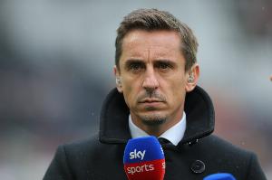 加里-内维尔:马杜埃凯在右路非常出色,萨卡可以改踢左路吗? 加里-内维尔:马杜埃凯在右路非常出色,萨卡可以改踢左路吗?