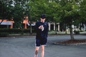 杨瀚森工作室官博晒小杨近照：波特兰的秋🍂