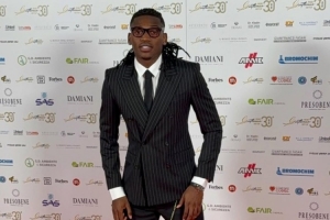 莱奥正装出席颁奖典礼:伤病还没康复不能冒险,我能踢中锋或边锋 莱奥正装出席颁奖典礼:伤病还没康复不能冒险,我能踢中锋或边锋