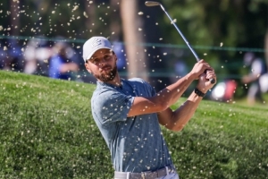 夸梅:库里可能擅长所有球类项目 反正他打台球和高尔夫也很棒 夸梅:库里可能擅长所有球类项目 反正他打台球和高尔夫也很棒