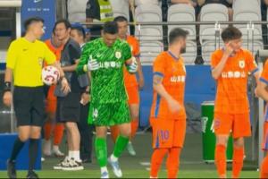 诉苦!王彤找瓦科交流,指了指麦麦提江,随后指向自己的脑袋 诉苦!王彤找瓦科交流,指了指麦麦提江,随后指向自己的脑袋