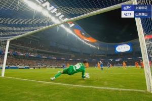 无比懊恼!王大雷差点就扑出吴曦点球,飞身扑救落地后双手捂头 无比懊恼!王大雷差点就扑出吴曦点球,飞身扑救落地后双手捂头