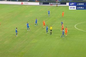 刘洋投诉马纳法禁区内手球,VAR介入后麦麦提江示意没有犯规 刘洋投诉马纳法禁区内手球,VAR介入后麦麦提江示意没有犯规