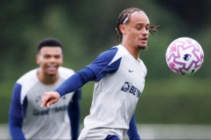 英媒谈西蒙斯首训:自信指挥、技术精湛,已展现机会创造者的才能 英媒谈西蒙斯首训:自信指挥、技术精湛,已展现机会创造者的才能