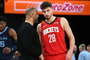 乌度卡:申京在欧锦赛全面发挥了各项能力 看到了他防守端的进步 乌度卡:申京在欧锦赛全面发挥了各项能力 看到了他防守端的进步