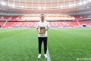 王竞完成中超联赛百场执裁里程碑 王竞完成中超联赛百场执裁里程碑