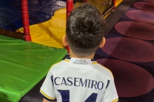 深爱!卡塞米罗社媒晒儿子身穿印有自己名字的皇马14号球衣照 深爱!卡塞米罗社媒晒儿子身穿印有自己名字的皇马14号球衣照