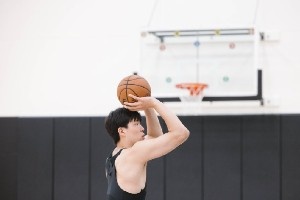 休赛期训练!杨瀚森社媒晒训练照:练练练🏋🏻 休赛期训练!杨瀚森社媒晒训练照:练练练🏋🏻