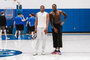 保持状态!威少再次现身母校UCLA训练 并悉心指导学弟 保持状态!威少再次现身母校UCLA训练 并悉心指导学弟