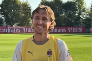 莫德里奇许愿:今年我只想要一个礼物,那就是和米兰一起赢得奖杯 莫德里奇许愿:今年我只想要一个礼物,那就是和米兰一起赢得奖杯