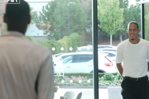 来了老弟!利物浦队长范迪克与伊萨克拥抱,欢迎后者加盟球队 来了老弟!利物浦队长范迪克与伊萨克拥抱,欢迎后者加盟球队