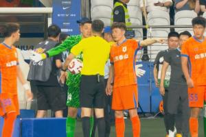 不解判罚!下半场开始前,王彤与王大雷仍向麦麦提江投诉此前手球 不解判罚!下半场开始前,王彤与王大雷仍向麦麦提江投诉此前手球