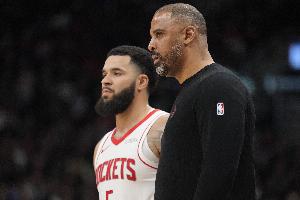 乌度卡:范弗里特刚来时为了能换防而增重 现在我希望他瘦下来 乌度卡:范弗里特刚来时为了能换防而增重 现在我希望他瘦下来