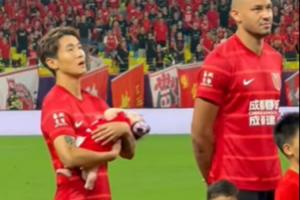 原来昨天韦世豪入场时抱的小小球童是他！