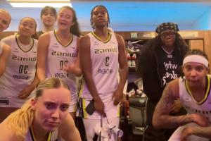 佩奇带领飞翼全队跳赛季“最后一舞” 李月汝在后排搞笑划水 佩奇带领飞翼全队跳赛季“最后一舞” 李月汝在后排搞笑划水