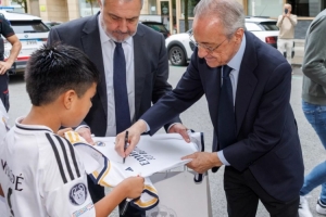 弗洛伦蒂诺抵达圣塞巴斯蒂安&与球迷互动,将现场观战皇马vs皇社 弗洛伦蒂诺抵达圣塞巴斯蒂安&与球迷互动,将现场观战皇马vs皇社