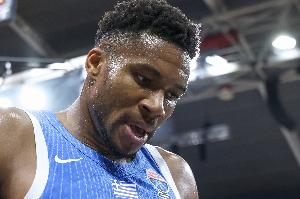 正负值-30全场最低!字母哥13中6拿到12分12板5助5失误 罚球1中0 正负值-30全场最低!字母哥13中6拿到12分12板5助5失误 罚球1中0