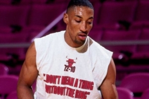 皮蓬晒上身72胜10负纪念衫训练照!标语:如无戒指 一切都无意义 皮蓬晒上身72胜10负纪念衫训练照!标语:如无戒指 一切都无意义