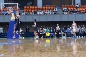 上海首秀!张镇麟在热身赛中持球杀篮下 腾空欲隔扣对手但没成功 上海首秀!张镇麟在热身赛中持球杀篮下 腾空欲隔扣对手但没成功