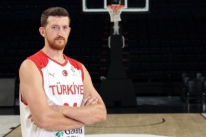 这是谁的部将?奥斯马尼8中7砍半场最高18分外加4板 三分4中4! 这是谁的部将?奥斯马尼8中7砍半场最高18分外加4板 三分4中4!