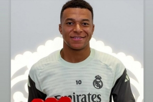 姆巴佩晒8月最佳奖杯:感谢皇马球迷,我已准备好继续帮助球队 姆巴佩晒8月最佳奖杯:感谢皇马球迷,我已准备好继续帮助球队