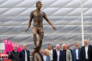 贝肯鲍尔雕像揭幕!海纳致辞:足球是短暂的,但传奇永存我们心中 贝肯鲍尔雕像揭幕!海纳致辞:足球是短暂的,但传奇永存我们心中