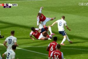 自己人误伤!厄德高被铲飞后无法坚持伤退,恩瓦内里替补登场 自己人误伤!厄德高被铲飞后无法坚持伤退,恩瓦内里替补登场