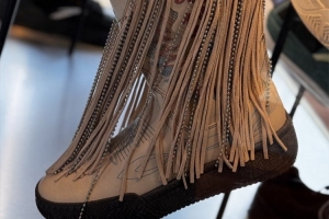 聊新出的靴子！欧文：我能穿它打球！这很疯狂 但我总会挑战极限