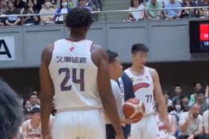 来了!张镇麟在热身赛亮相 身披上海77号战袍 怀特塞德也上演首秀 来了!张镇麟在热身赛亮相 身披上海77号战袍 怀特塞德也上演首秀