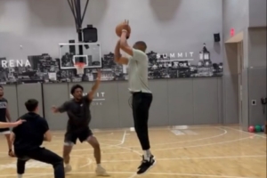 训练师晒威少最新训练视频:苦练三分跳投和篮下终结技术 训练师晒威少最新训练视频:苦练三分跳投和篮下终结技术