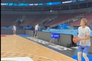 好像很轻松!马尔卡宁训练场连续命中11记底角三分 好像很轻松!马尔卡宁训练场连续命中11记底角三分