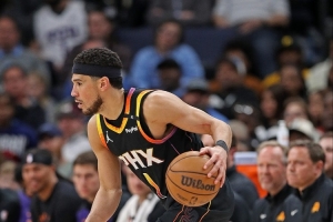 拉塞尔:布克选秀时几乎不会运球 而现在他已经是一名职业球员 拉塞尔:布克选秀时几乎不会运球 而现在他已经是一名职业球员