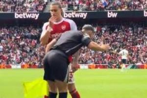 活久见😂卡拉菲奥里场边接受边裁“辅导”，学习如何扔界外球