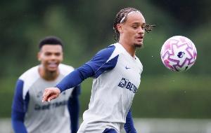 西蒙斯:登上世界最佳联赛舞台一直是我的梦想 正在努力适应英超 西蒙斯:登上世界最佳联赛舞台一直是我的梦想 正在努力适应英超