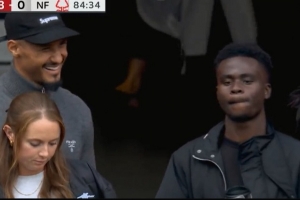 今日趣图:赫伊森竟敢向裁判比“耶”?红牌罚下不冤! 今日趣图:赫伊森竟敢向裁判比“耶”?红牌罚下不冤!