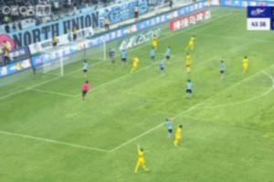 发生什么了?深圳进球后,拜合拉木手指大连英博死忠看台疑似挑衅 发生什么了?深圳进球后,拜合拉木手指大连英博死忠看台疑似挑衅