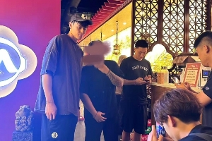 小曾穿篮网训练裤！网友在曼哈顿遇到曾凡博胡明轩：两人都很友好