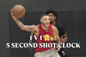 训练师晒视频:大球、亨德森等人进行1V1单挑 进攻时间限时5秒 训练师晒视频:大球、亨德森等人进行1V1单挑 进攻时间限时5秒