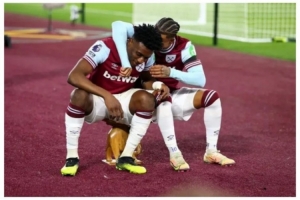 还挺有爱!西汉姆将库杜斯以前进球庆祝用的凳子还给他 还挺有爱!西汉姆将库杜斯以前进球庆祝用的凳子还给他