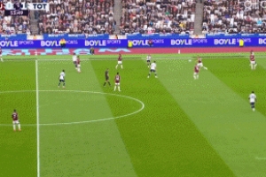 热刺多打一人!绍切克飞铲踢倒帕利尼亚,被裁判直红罚下 热刺多打一人!绍切克飞铲踢倒帕利尼亚,被裁判直红罚下