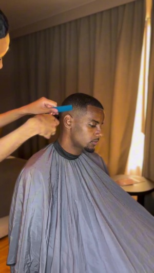 这钱也太好赚了😂理发师晒伊萨克50秒理发视频,前后似乎没区别 这钱也太好赚了😂理发师晒伊萨克50秒理发视频,前后似乎没区别