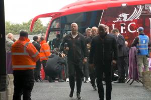 无缘首秀❌多名记者:伊萨克未随利物浦抵达伯恩利客场 无缘首秀❌多名记者:伊萨克未随利物浦抵达伯恩利客场