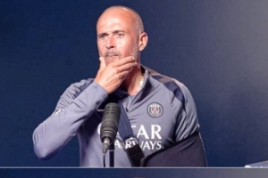 队报:恩里克肩锁关节手术后回到训练场,现场指导巴黎全队的训练 队报:恩里克肩锁关节手术后回到训练场,现场指导巴黎全队的训练