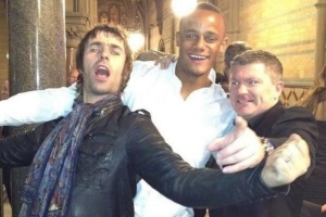 孔帕尼发文悼念曼城忠实球迷、拳王哈顿:安息吧,传奇 孔帕尼发文悼念曼城忠实球迷、拳王哈顿:安息吧,传奇