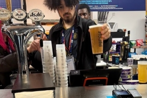 曼城主场一名酒吧工作人员在德比日穿曼联球衣上班,遭到曼城解雇 曼城主场一名酒吧工作人员在德比日穿曼联球衣上班,遭到曼城解雇