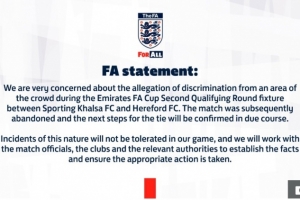 英媒:足总杯第二轮一场资格赛因种族歧视中断,两名球迷被禁赛 英媒:足总杯第二轮一场资格赛因种族歧视中断,两名球迷被禁赛