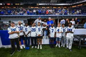 都是同城兄弟!哈利带一众队友观看同城NFL小马队比赛 都是同城兄弟!哈利带一众队友观看同城NFL小马队比赛