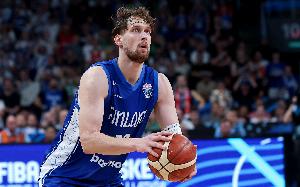 错失关键补篮!扬图宁8中4&三分5中3拿到13分6板7助1断 没有失误 错失关键补篮!扬图宁8中4&三分5中3拿到13分6板7助1断 没有失误