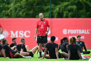 阿莱格里:迈尼昂对阵乌迪内斯肯定无法出场,伤在小腿肌肉很危险 阿莱格里:迈尼昂对阵乌迪内斯肯定无法出场,伤在小腿肌肉很危险