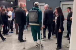 看上去伤情并不乐观!迈尼昂被拍到在米兰赛后拄拐离开 看上去伤情并不乐观!迈尼昂被拍到在米兰赛后拄拐离开